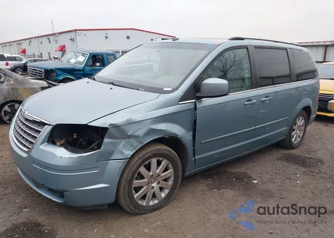 2008 Chrysler Town & Country Touring z USA, uszkodzony, nr VIN 2A8HR54P38R709786